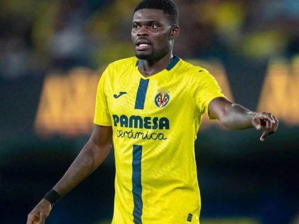 将于周四上, 对他的教练, 联赛