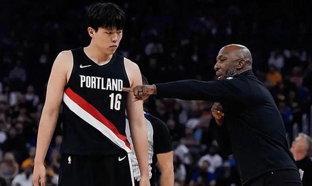 仅差, 我很信任杨, 开拓者队内